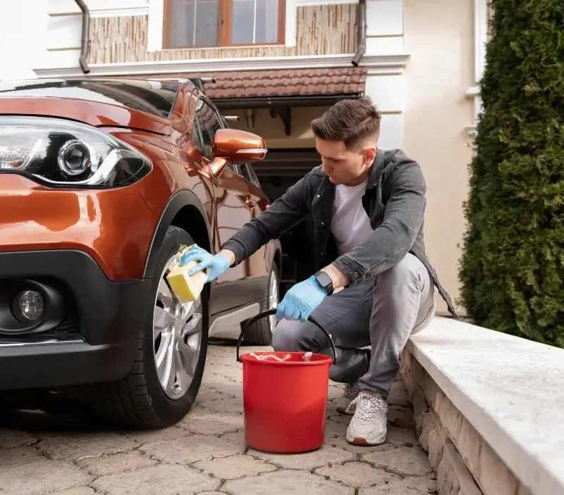 Lavage auto à domicile Lesterps : professionnel intervenant sur un véhicule
